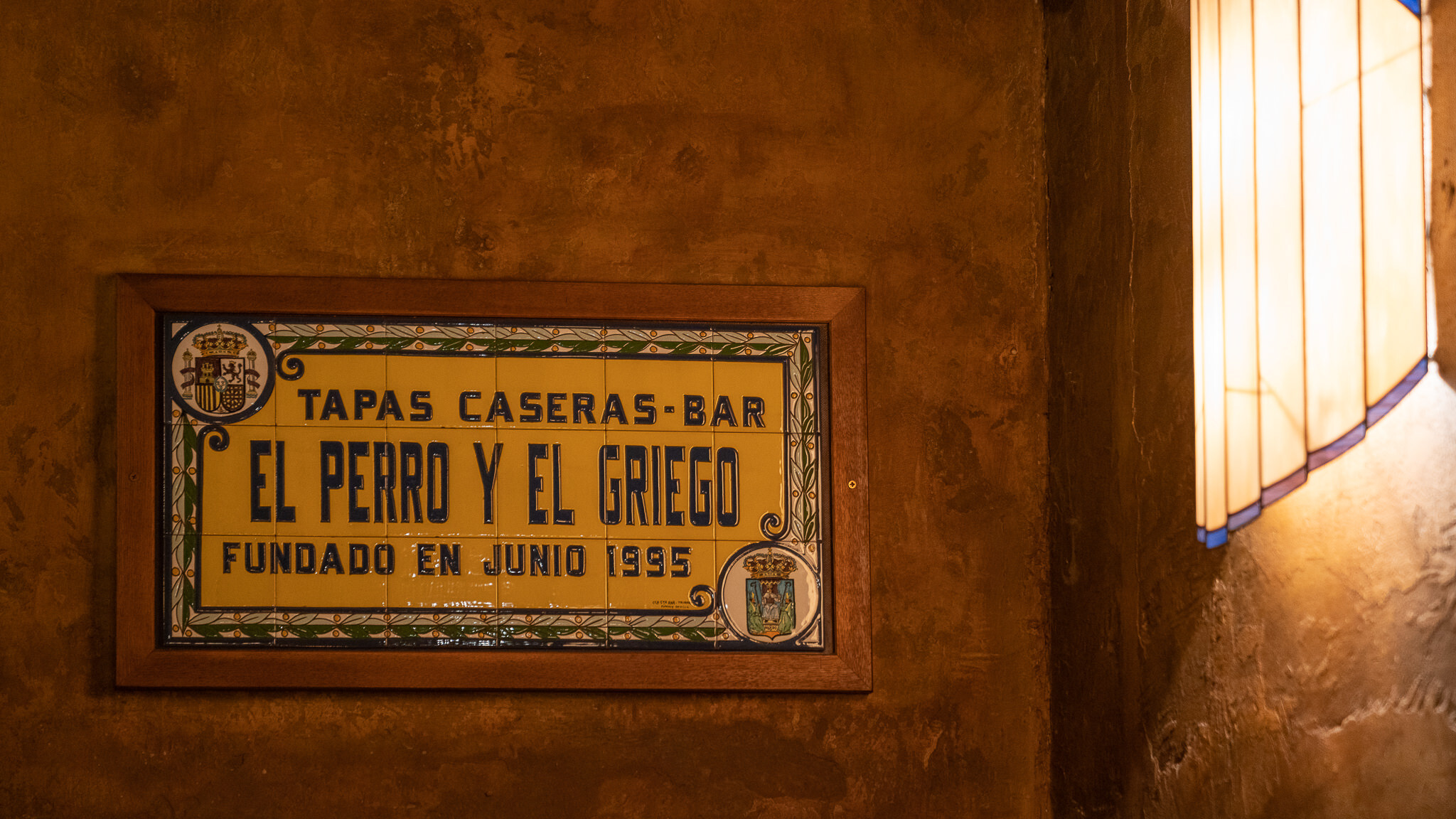Schild mit Aufschrift El Perro Y El Griego im El Perro