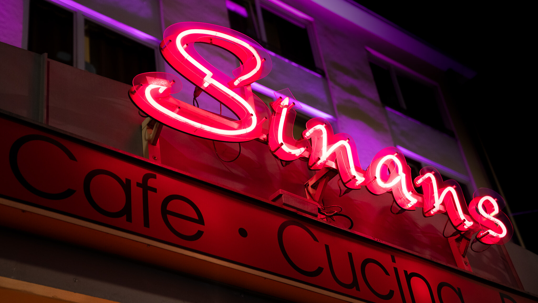 Neonschild am Eingang bei Sinans Cucina